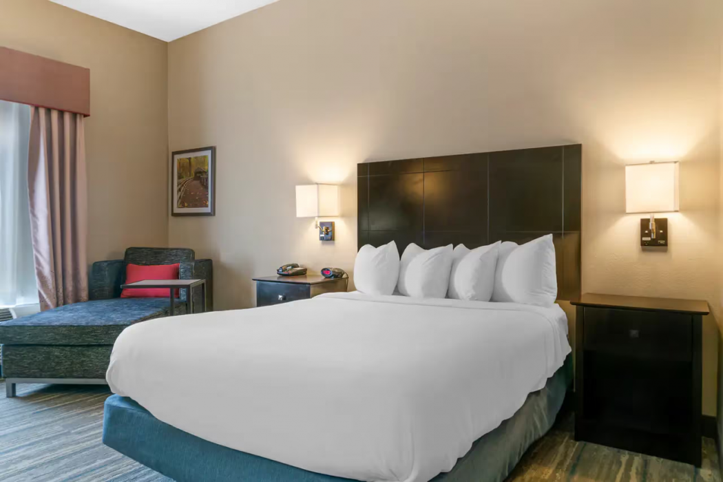 Comfort Inn & Suites Toledo North 11/30