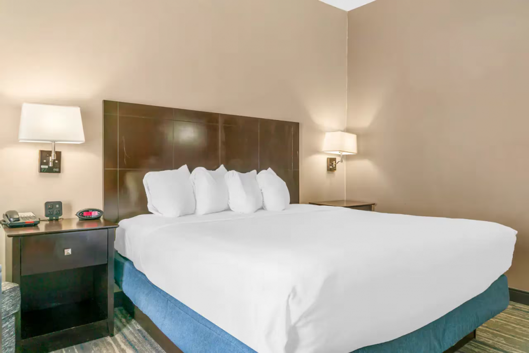 Comfort Inn & Suites Toledo North 6/30