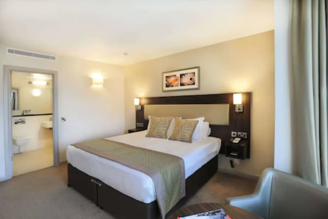 Heston Hyde Hotel 8/43