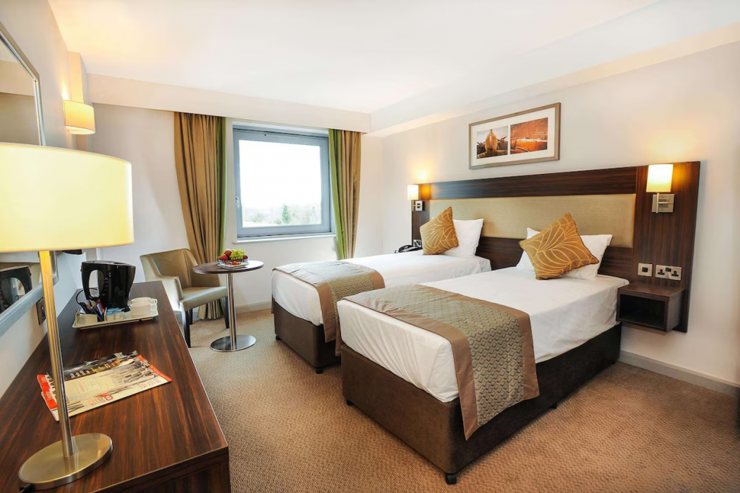 Heston Hyde Hotel 12/43