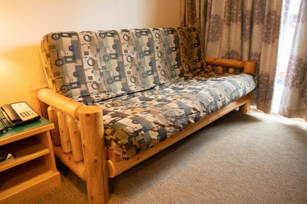 Canmore Rocky Mountain Ski Lodge 76/118