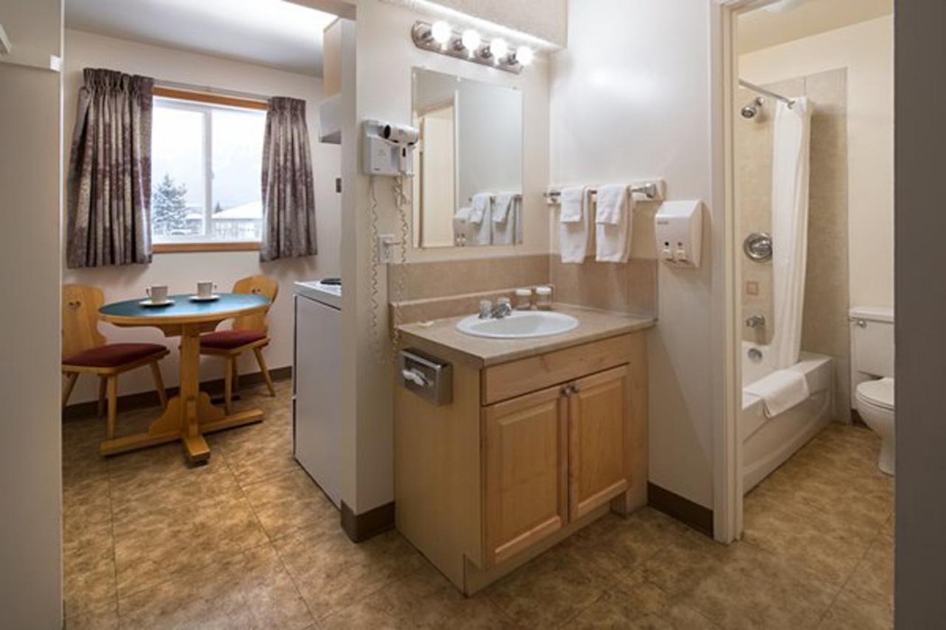 Canmore Rocky Mountain Ski Lodge 62/118