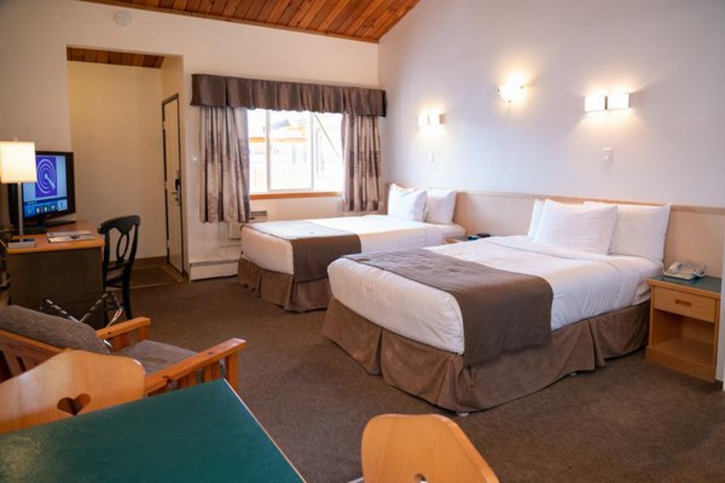 Canmore Rocky Mountain Ski Lodge 63/118
