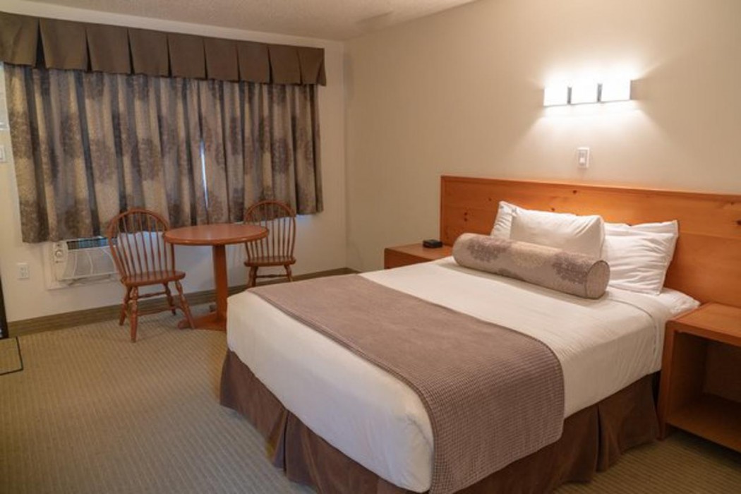 Canmore Rocky Mountain Ski Lodge 46/118