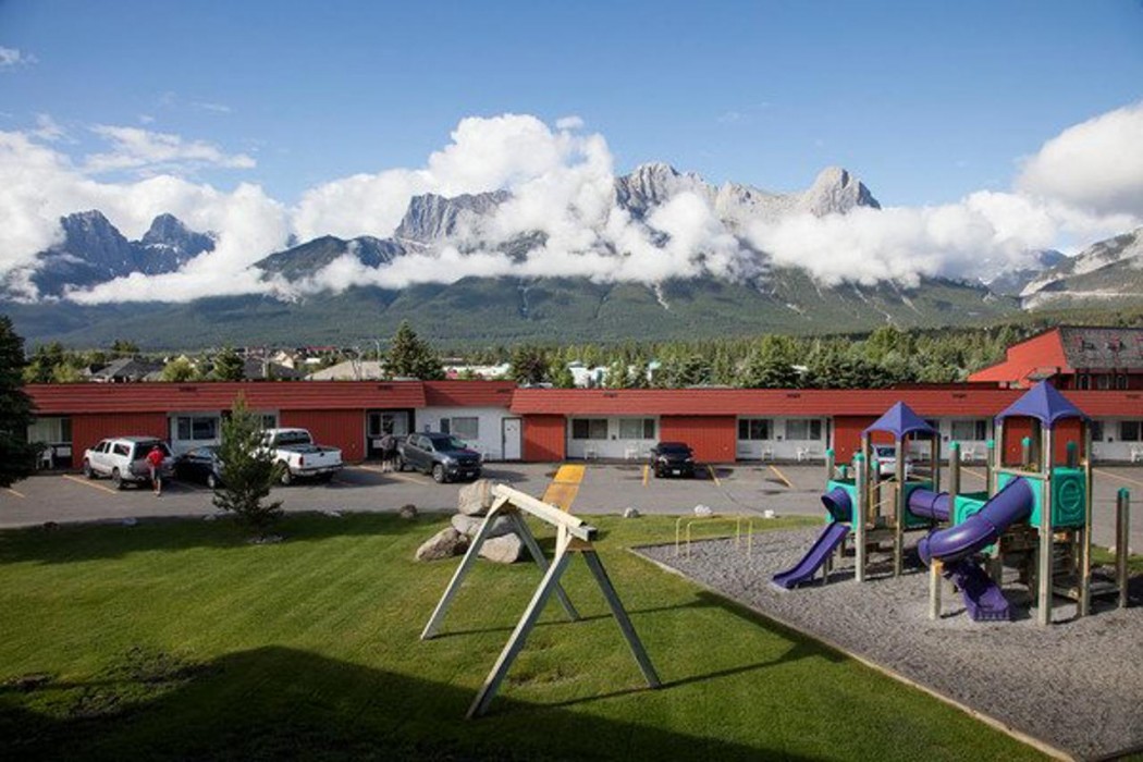Canmore Rocky Mountain Ski Lodge 12/118