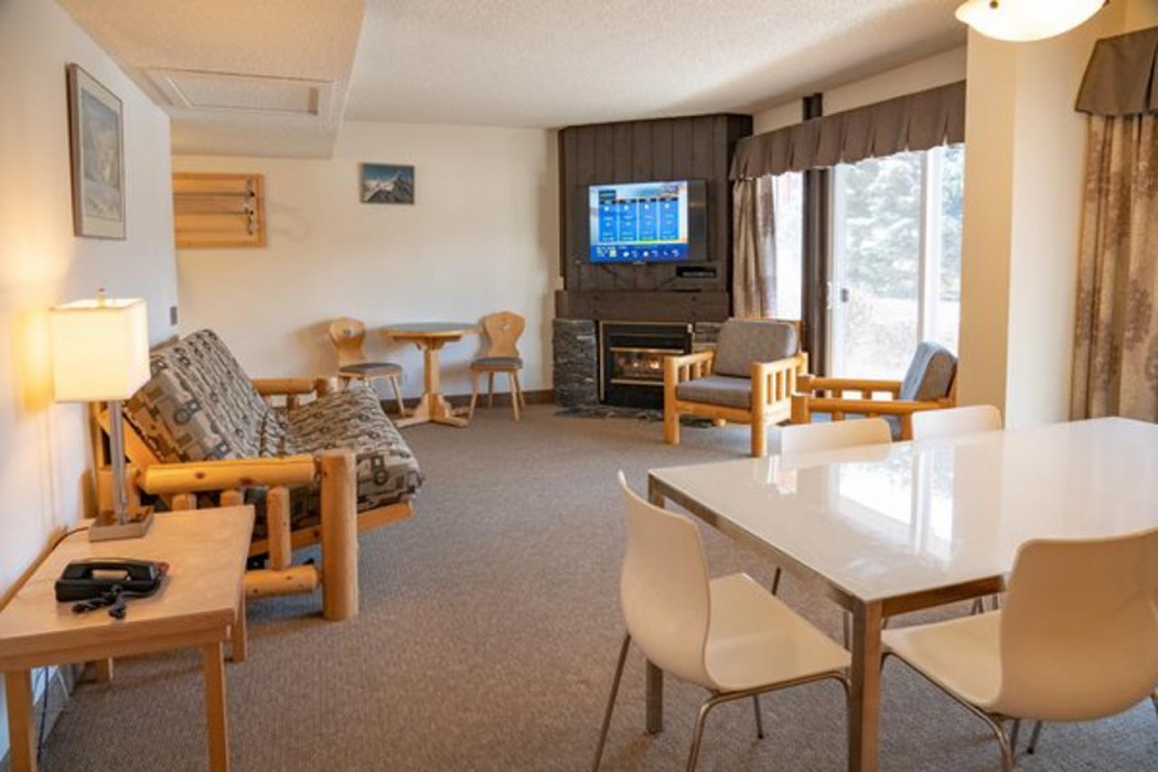 Canmore Rocky Mountain Ski Lodge 70/118