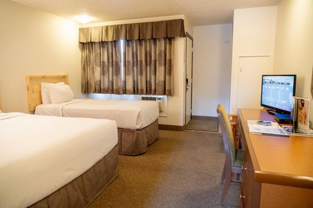 Canmore Rocky Mountain Ski Lodge 41/118