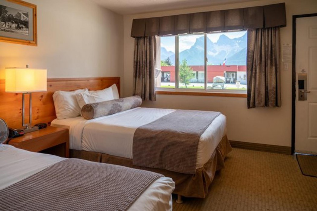 Canmore Rocky Mountain Ski Lodge 64/118