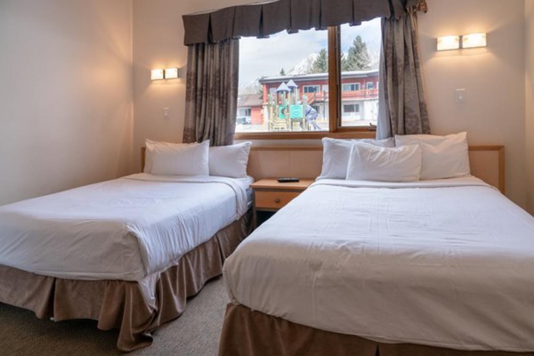 Canmore Rocky Mountain Ski Lodge 56/118