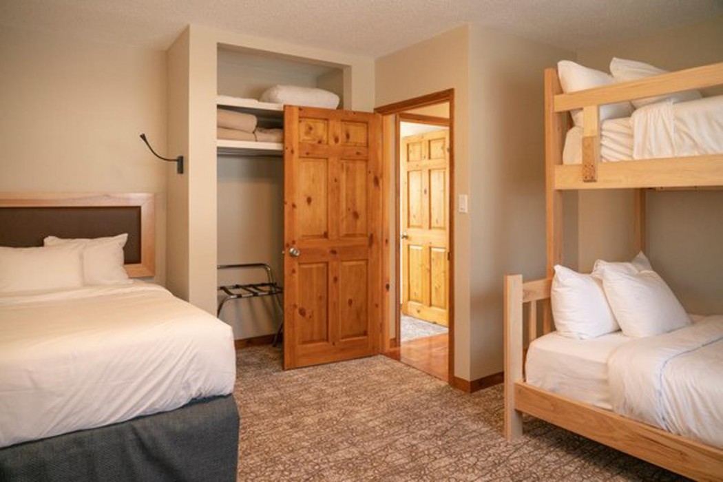 Canmore Rocky Mountain Ski Lodge 65/118