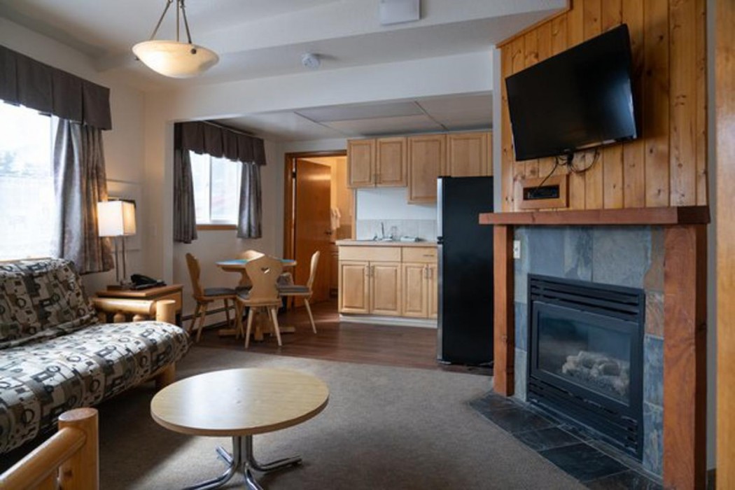 Canmore Rocky Mountain Ski Lodge 67/118