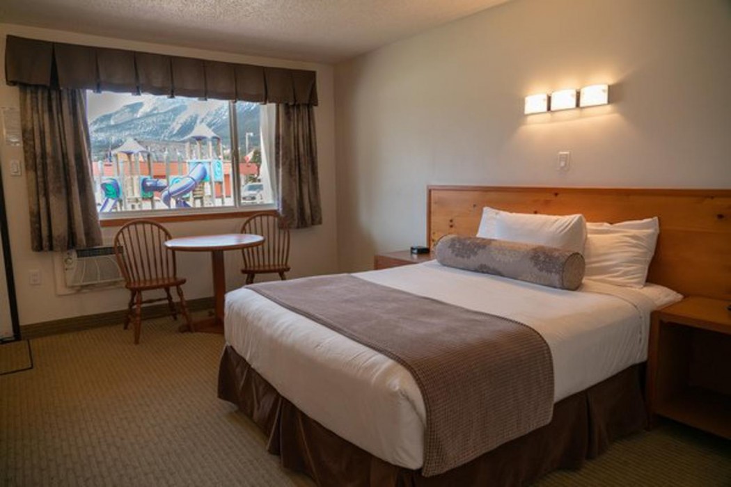 Canmore Rocky Mountain Ski Lodge 54/118