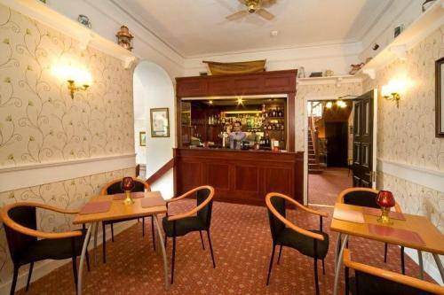 KINGS KNOLL HOTEL 20/53