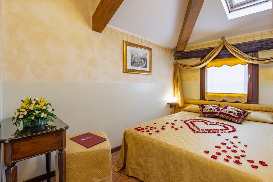 Hotel Mercurio 12/56