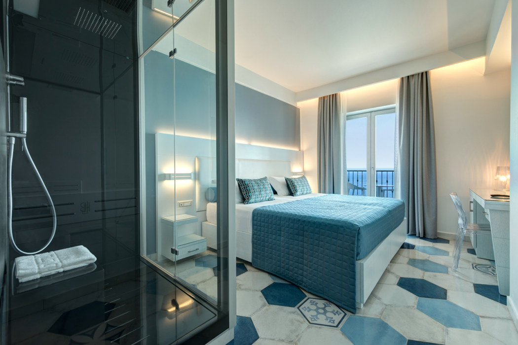 Lloyd's Baia Hotel 10/64