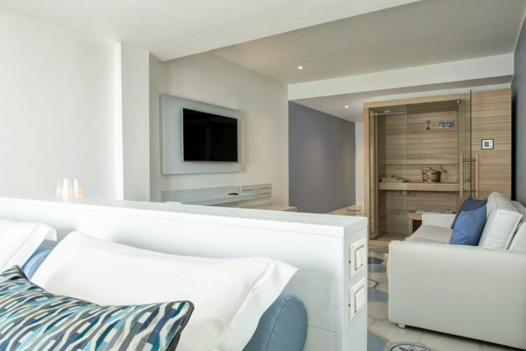 Lloyd's Baia Hotel 11/64