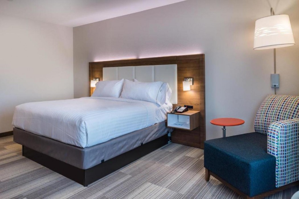 Holiday Inn Express & Suites Fort Worth West 15/45