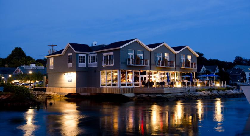 The Boathouse Waterfront Hotel 1/55