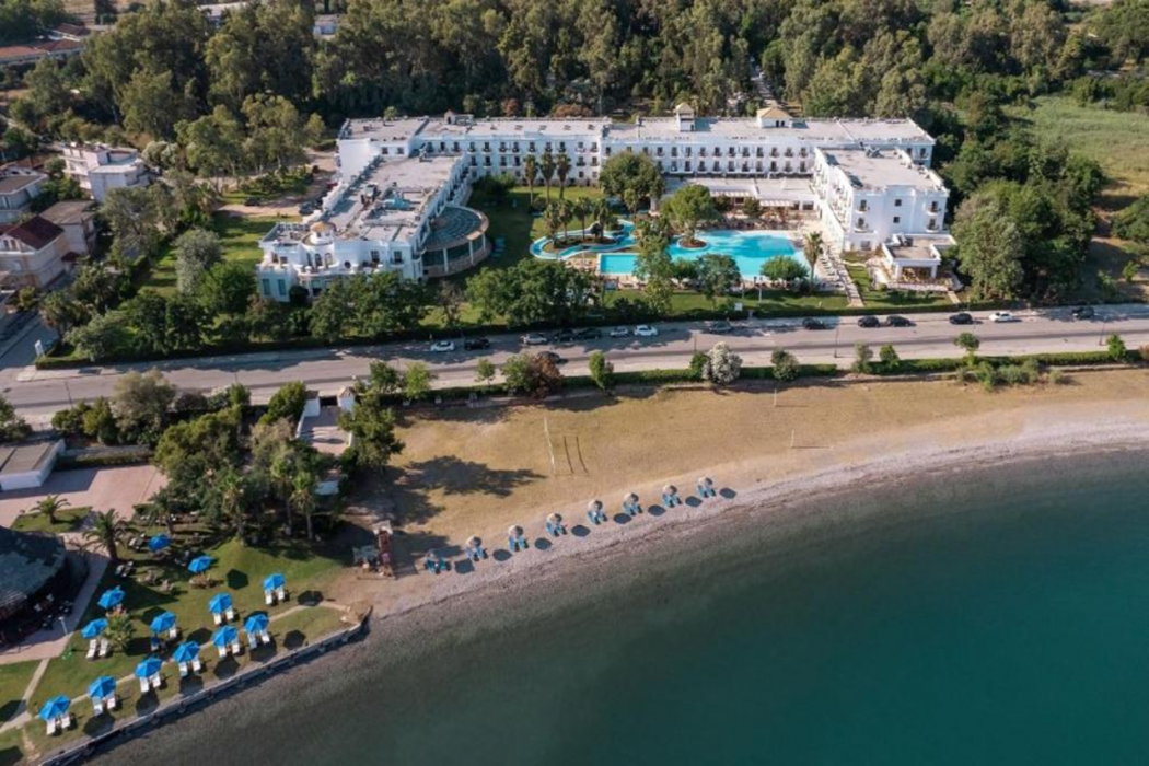 Mitsis Galini in KAMMENA VOURLA
