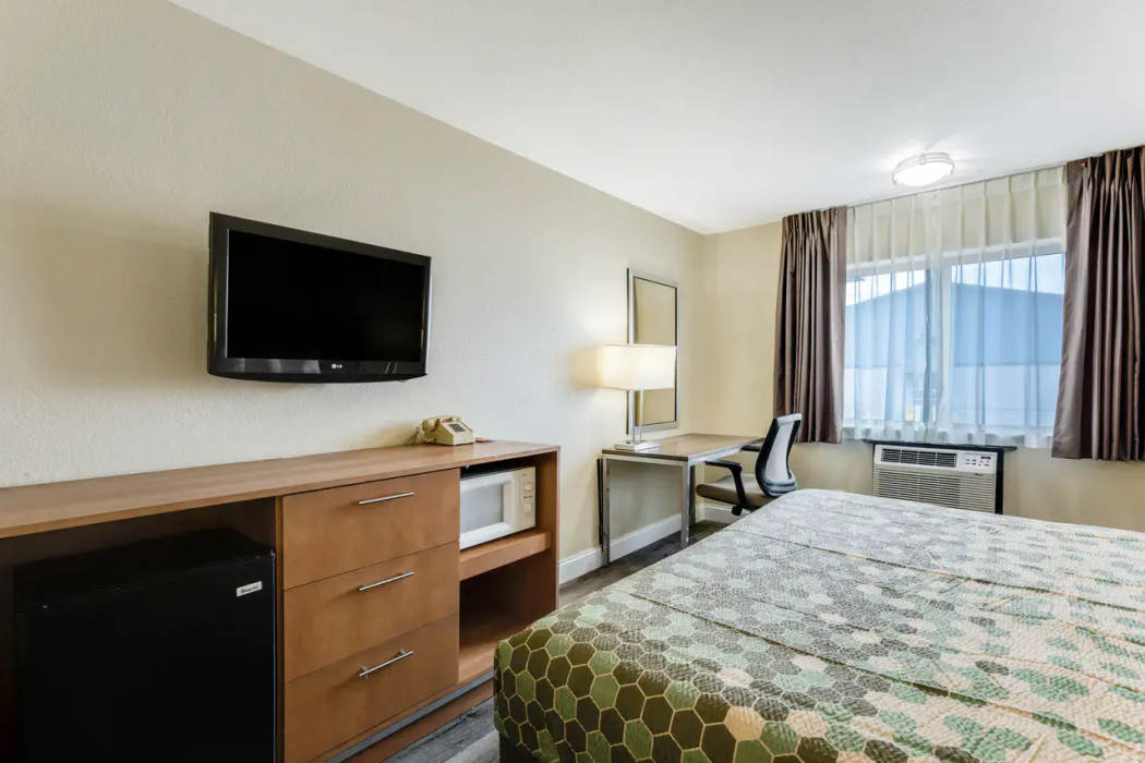 Econo Lodge Madison East 11/24
