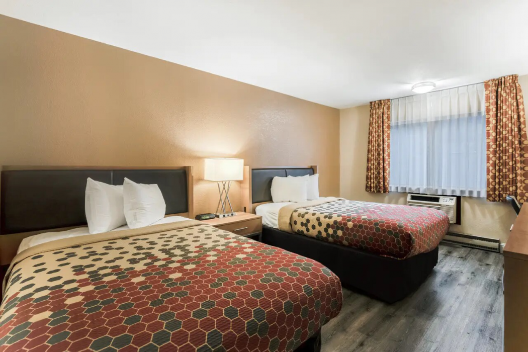 Econo Lodge Madison East 15/24