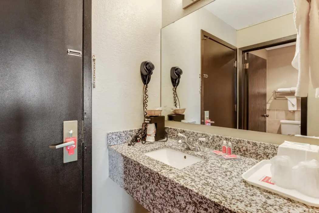 Econo Lodge Madison East 16/24