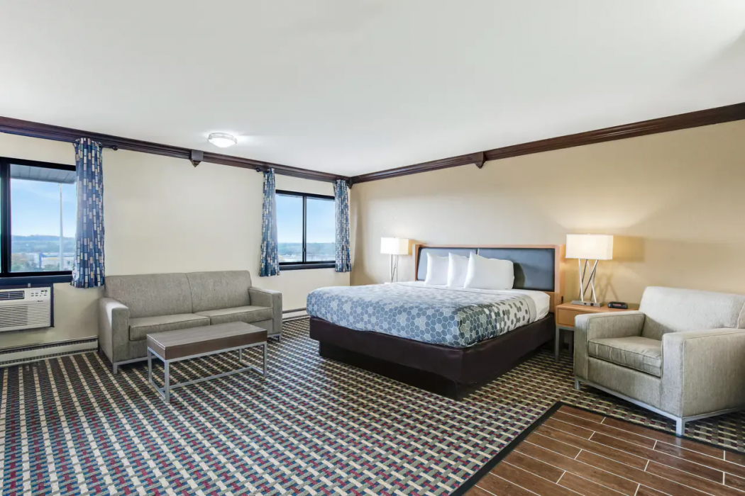 Econo Lodge Madison East 14/24