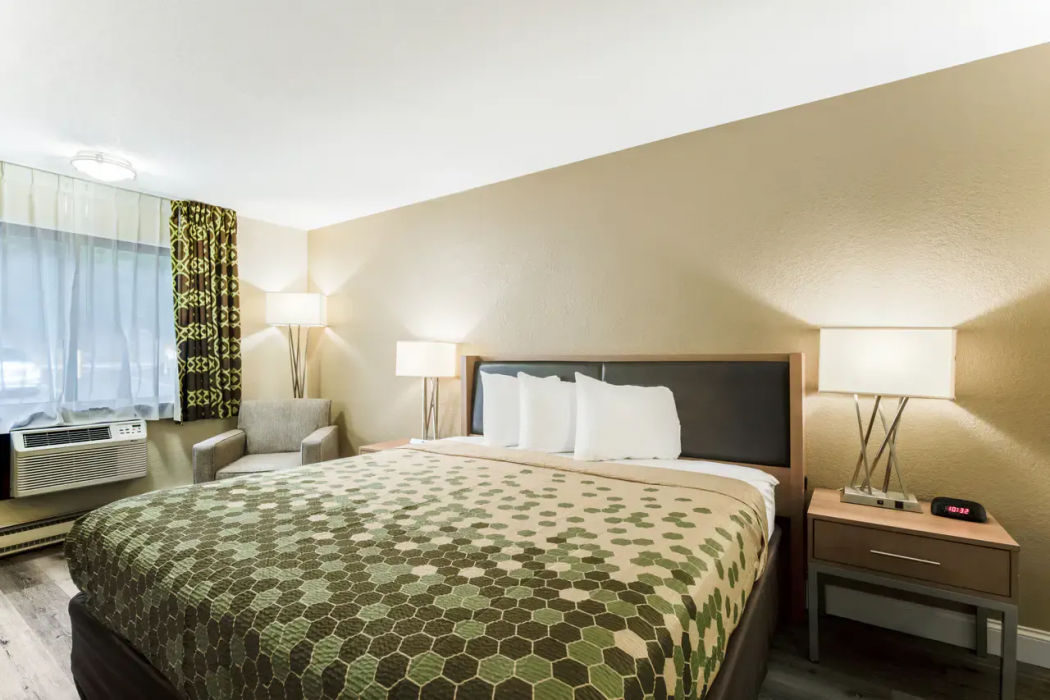 Econo Lodge Madison East 13/24