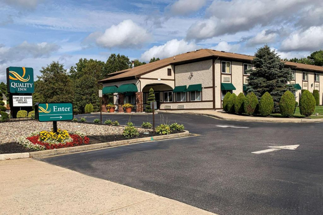 Quality Inn Near Toms River Corporate Park 1/25