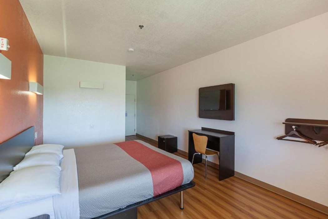 Motel6 Bedford, TX - Fort Worth 8/38