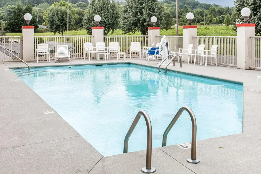 Econo Lodge Newport Smoky Mountains Gateway 15/20