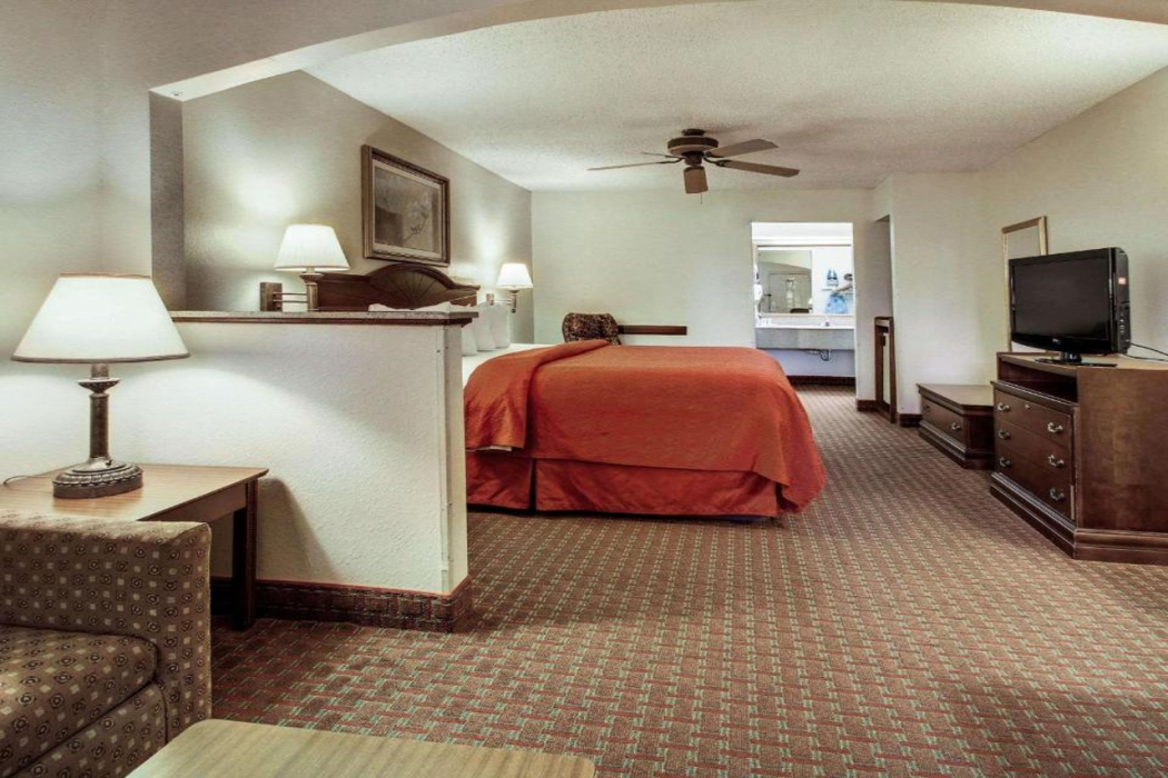 Quality Inn & Suites Clinton - Jackson West 11/28