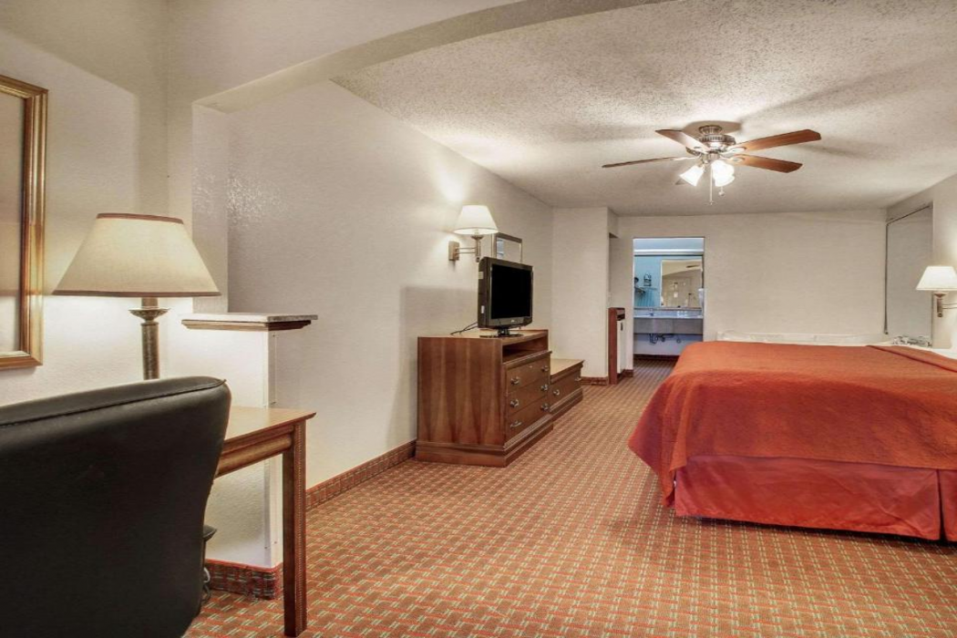 Quality Inn & Suites Clinton - Jackson West 12/28