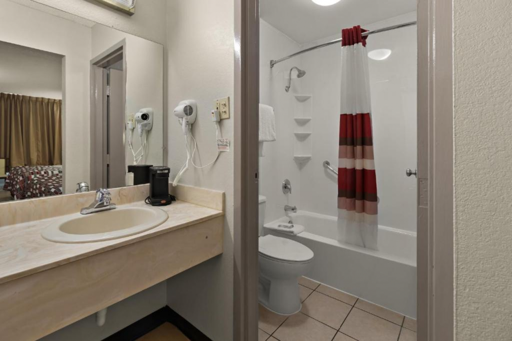 Red Roof Inn & Suites Cave City 11/18