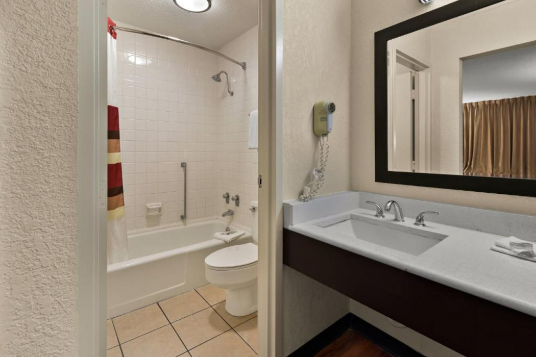 Red Roof Inn & Suites Cave City 15/18