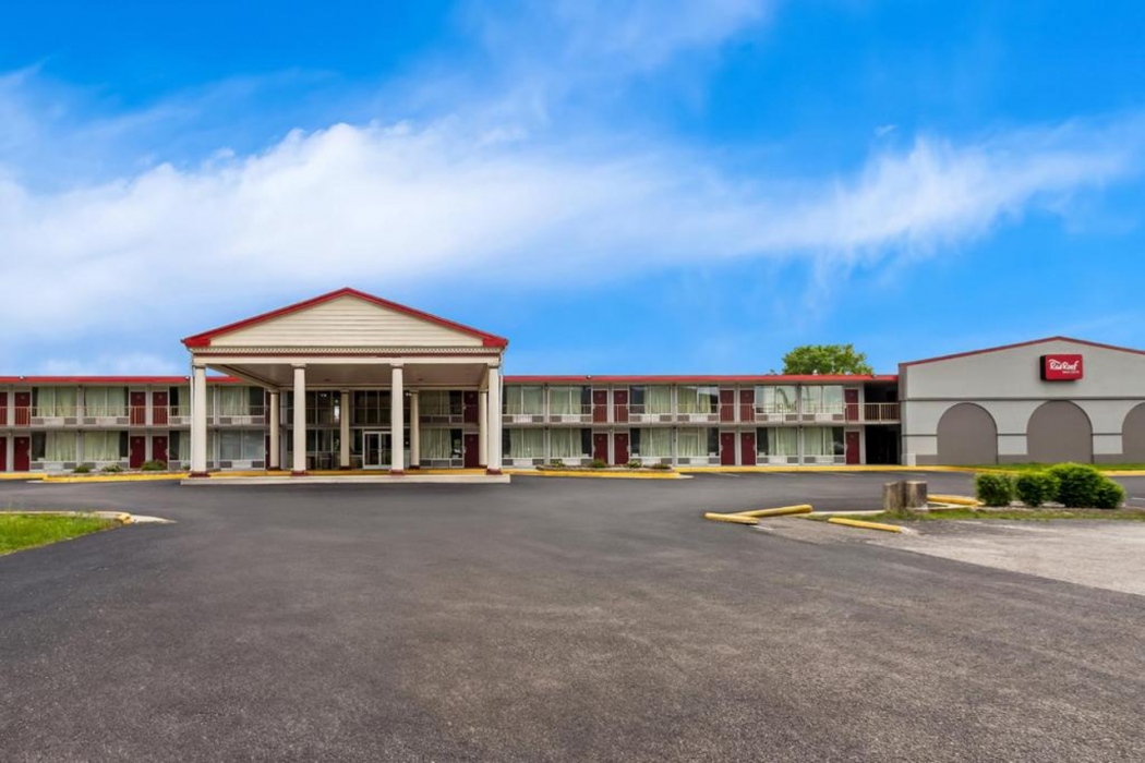Red Roof Inn & Suites Cave City 2/18