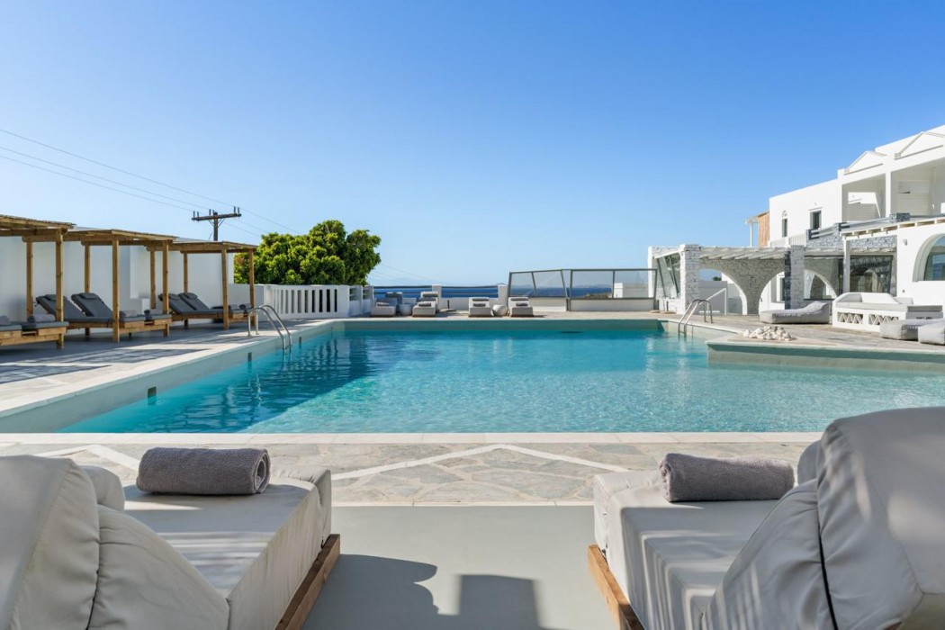 Mr & Mrs White Tinos 24/44