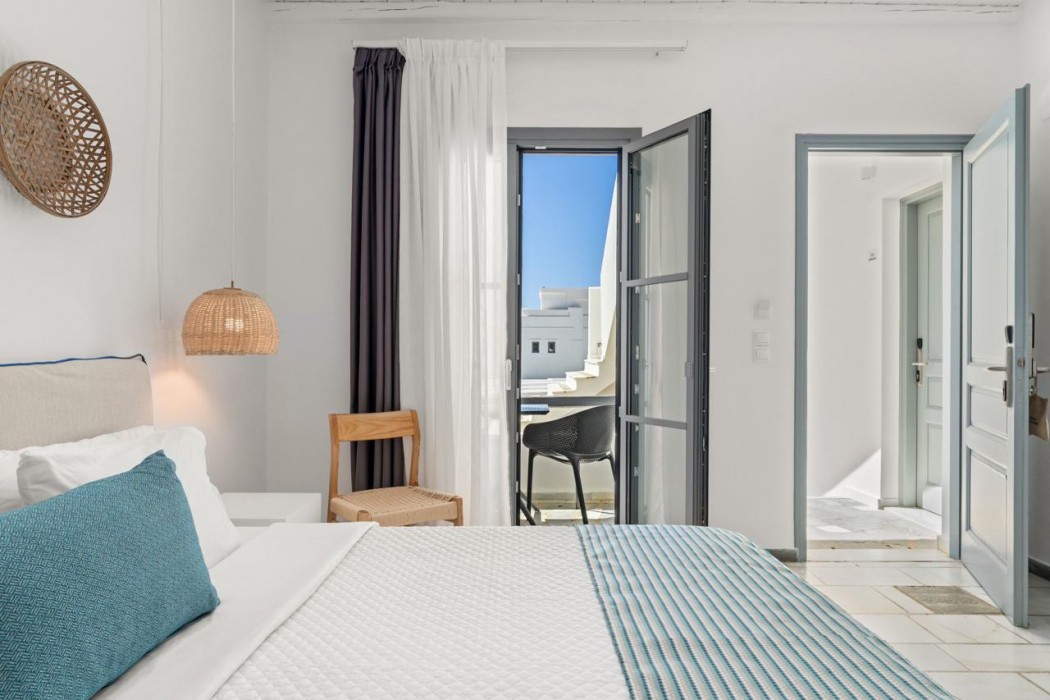 Mr & Mrs White Tinos 6/44