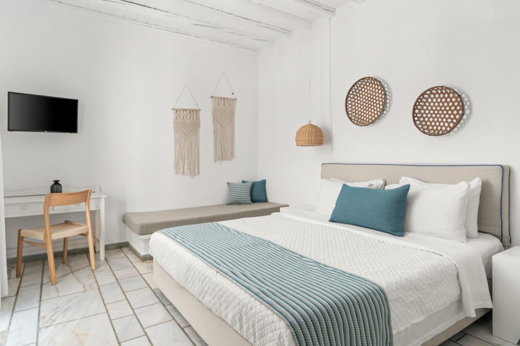 Mr & Mrs White Tinos 16/44