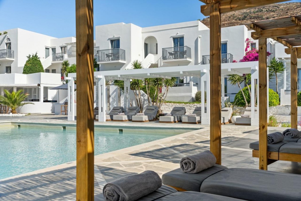Mr & Mrs White Tinos 28/44