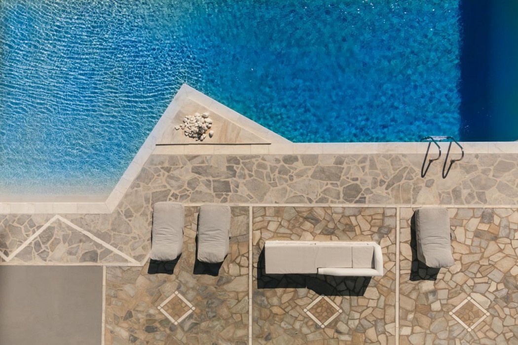Mr & Mrs White Tinos 27/44