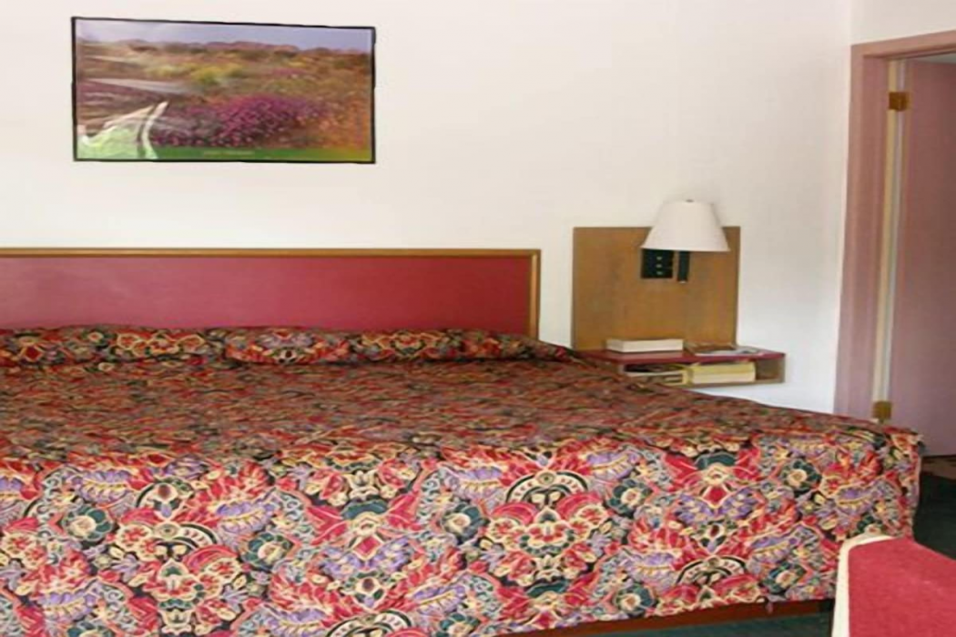 Knights Inn Center Valley 6/8