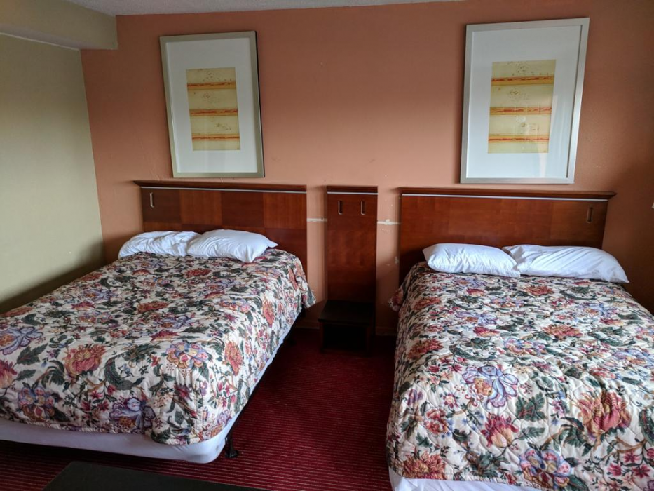 Skylark Motel 8/49
