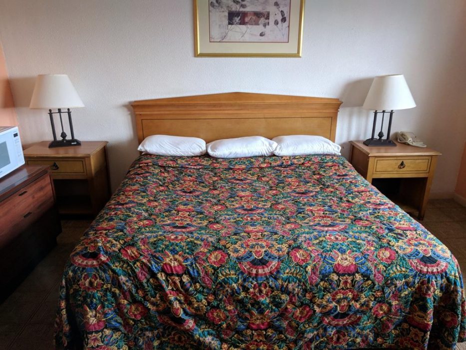 Skylark Motel 7/49