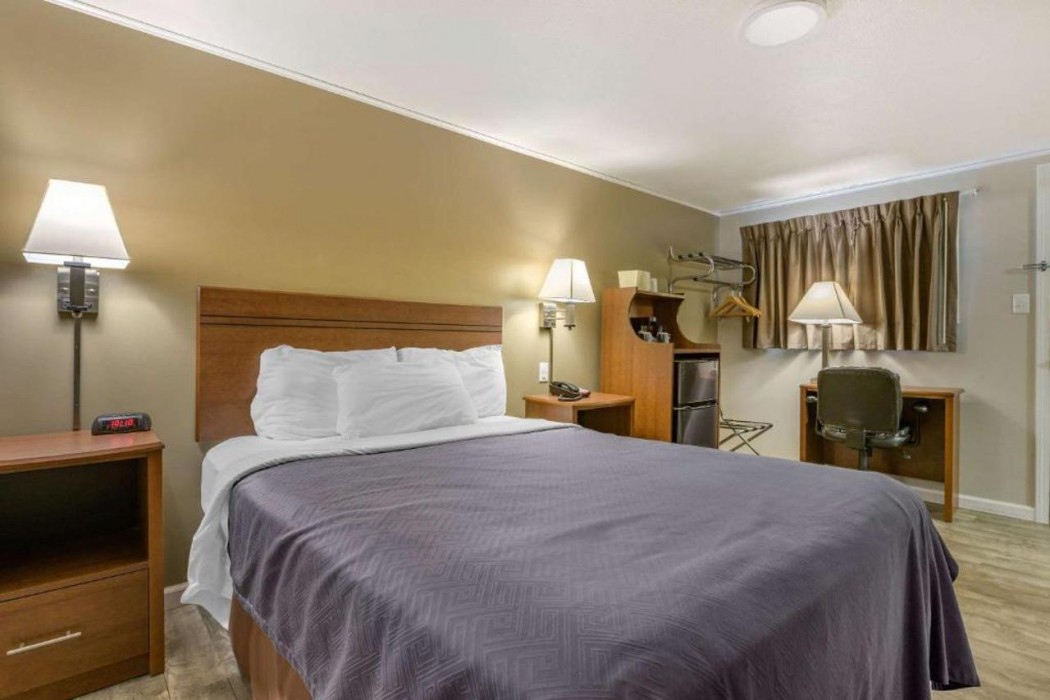 Econo Lodge Bellefonte I-99 14/17