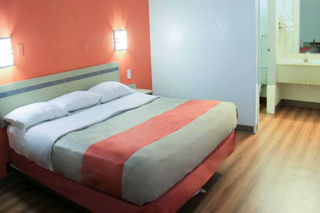 Motel6 Enfield, CT - Hartford 8/57