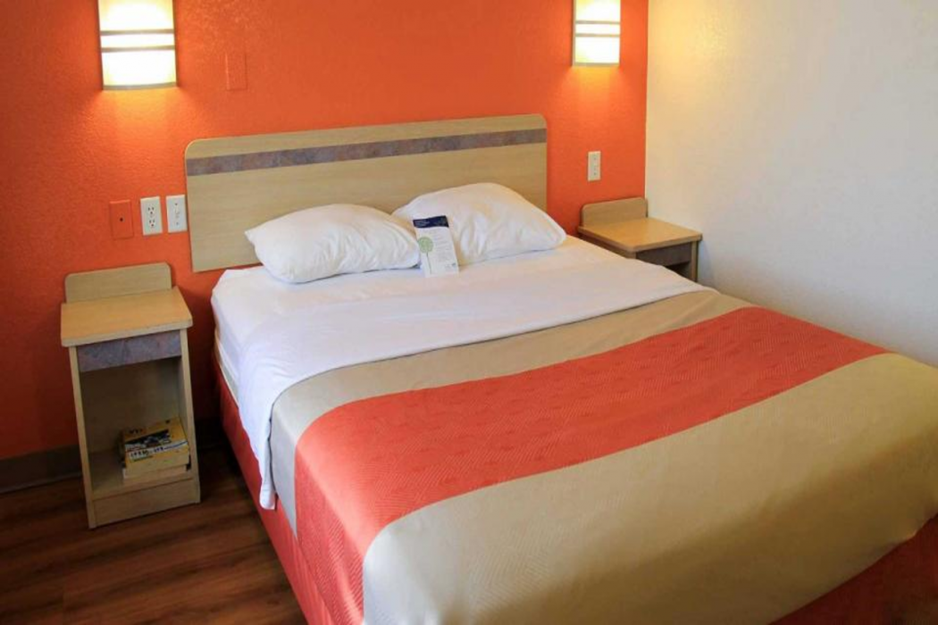 Motel6 Enfield, CT - Hartford 12/57