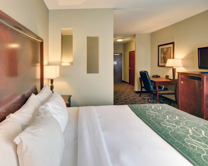 Comfort Suites Near Northeast Mall 21/24