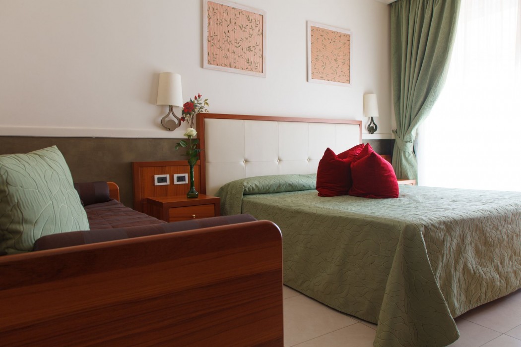 Hotel Rosa 24/82