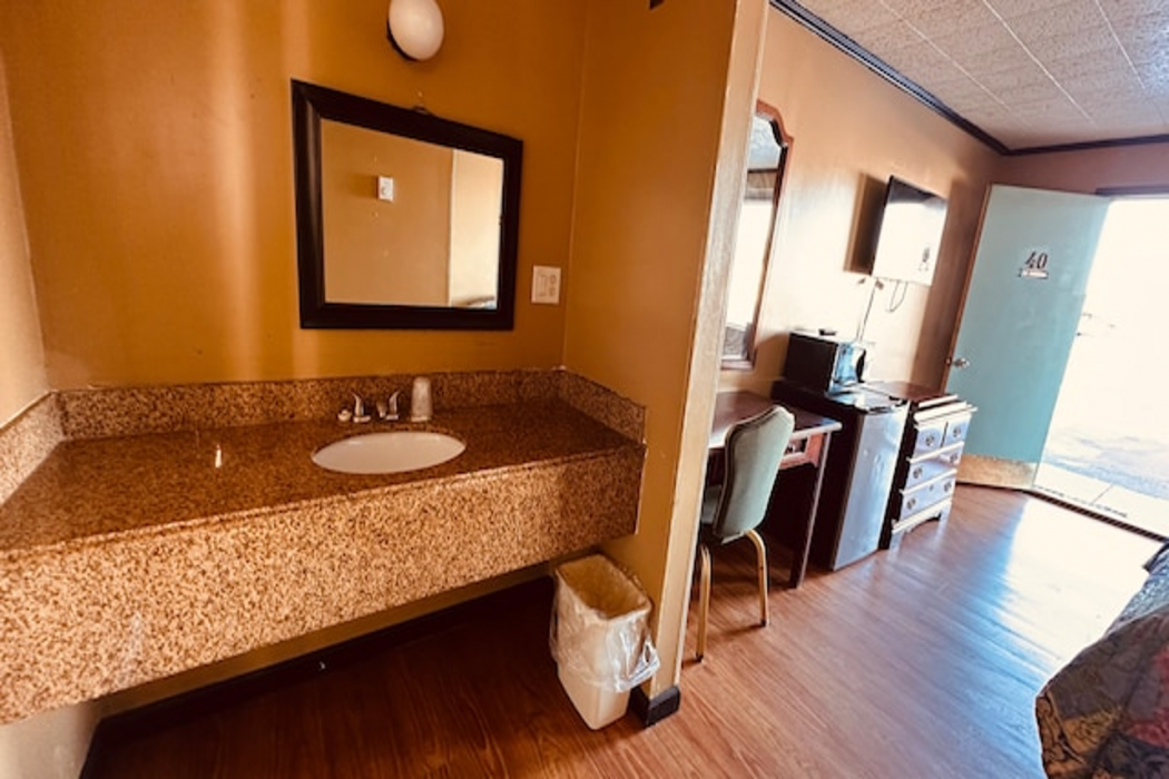 Currys Motel by OYO Saginaw MI 12/39